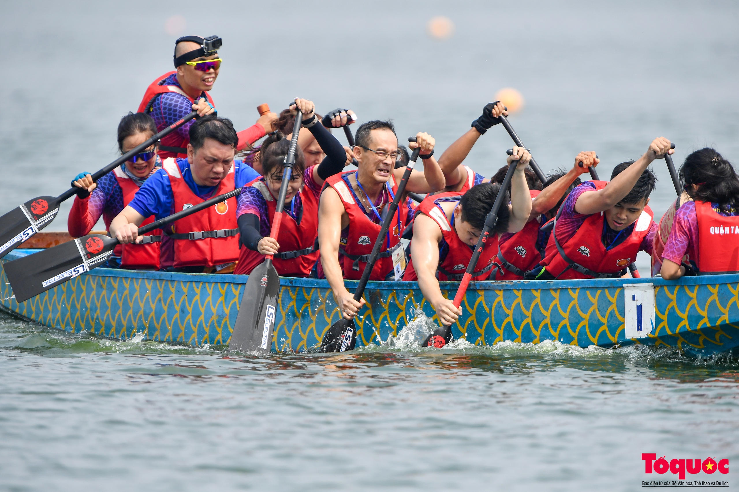 Người dân thủ đô cổ vũ sôi động giải bơi chải thuyền rồng Hà Nội mở rộng năm 2024 - Ảnh 14.